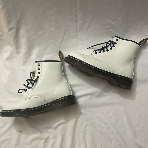 Dr. Marten’s Smooth White Leather Boot. W size 10 M size 9. New with tags. - Picture 4 of 4